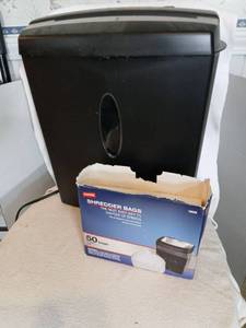lot 1343 image: Omitech 12-Sheet Cross-Cut Paper Shredder with bags