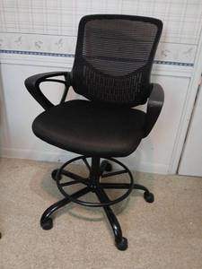 lot 1347 image: Black Mesh Office Chair with Footrest and Casters