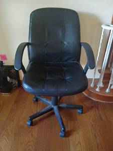 lot 1354 image: Office Chair with Wheels