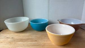 lot 1405 image: Pyrex, Fire King and Anchor Bowls