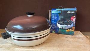 lot 1430 image: Windmere 1100 Watts Single Burner Cooktop and  Regal Pot