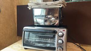 lot 1432 image: Black and Decker Toaster Oven, Vintage GE Toaster and Dish Towels
