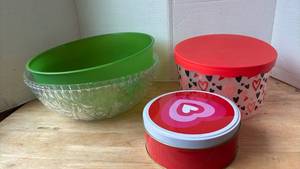 lot 1435 image: Assorted Plastic Holiday Platters and Bowls