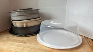 lot 1438 image: Bakeware Pans Round Cake Pie Baking Dishes and more