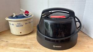 lot 1439 image: Moosoo Electric Roaster and Rival Crock-Ette Stoneware Slow Cooker