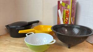 lot 1459 image: Vibaila Chop Wizard 4-Piece Vegetable Prep Set with Colanders