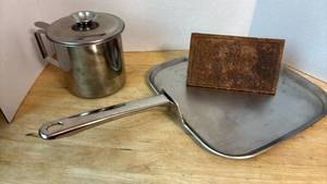 lot 1468 image: Iron Bacon Press, Flat Pan and more
