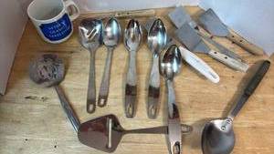 lot 1470 image: Kitchen Utensil Spoons Spatulas Skimmer Cake Server Slotted Fork