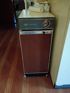 lot 1477 image: Montgomery Wards Trash Compactor with Extra Trash Bags.  31 x 12 x 20
