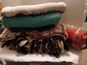 lot 1500 image: Lightweight blanketsthrows