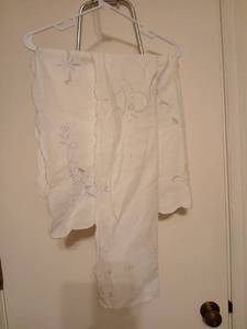 lot 1503 image: Tablecloth and table runners