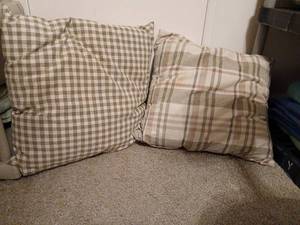 lot 1513 image: Oversize throw pillows with comforter Full