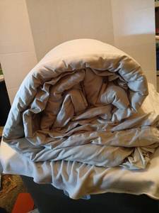 lot 1526 image: Comforter Full