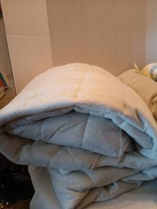 lot 1527 image: Quilt 84x136, mattress cover