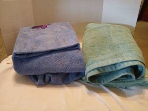 lot 1531 image: 2 Extra large towels , 2 hooded bath towels