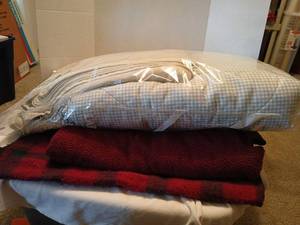 lot 1532 image: Throws