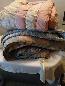 lot 1534 image: Queen comforters