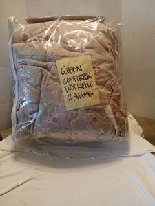 lot 1535 image: Queen comforter
