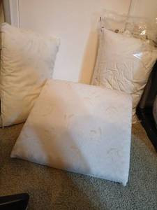 lot 1564 image: Pillows
