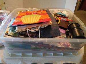 lot 1565 image: Gift bags with tote and lid
