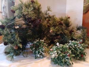 lot 1566 image: Christmas Decor
