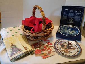 lot 1574 image: Christmas decor