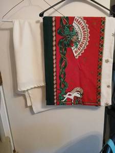 lot 1578 image: Christmas s  round and square 76x39 table cloths
