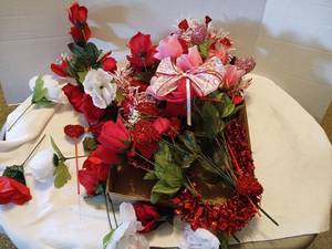 lot 1579 image: Valentines flowers decor
