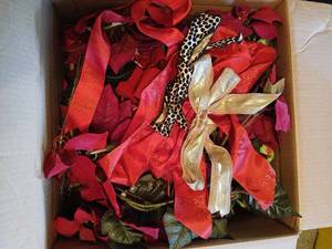 lot 1584 image: Christmas bows, tins, decor
