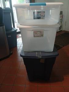 lot 1615 image: Storage totes with lids