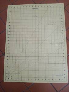 lot 1618 image: 4, Fiskars Self-Healing Cutting Mats, two pieces foam boards