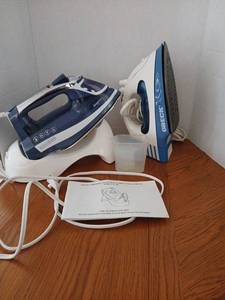 lot 1683 image: Oreck Cord-Free Steam Iron JP-8100CB and JP-8100CBQ with Base