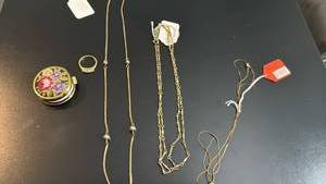 lot 1808 image: Womens jewelry