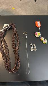 lot 1811 image: Womens jewelry
