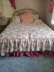 lot 2003 image: Queen Bedding.   Bed Spread, Pillows and Pillows with Shams