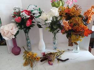 lot 4012 image: Lot of Artificial Flower Arrangements with Vases
