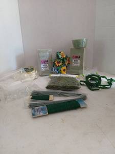lot 4013 image: Floral Arrangement Supplies Kit Foam Wire Tape Green