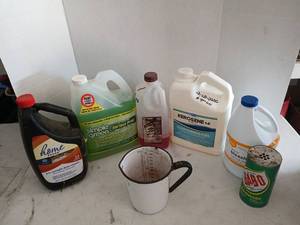 lot 4104 image: Lot of  Household Chemicals and Cleaning Supplies