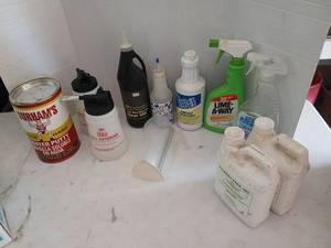 lot 4105 image: Lot of Cleaning supplies