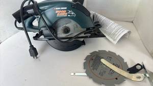 lot 4327 image: Black & Decker Wood Hawk 1-8005-4 Circular Saw with Blade