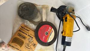 lot 4334 image: 4.5 Inch Angle Grinder 600W with Abrasive Discs and Accessories