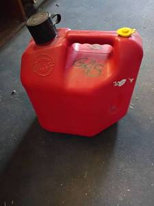 lot 4404 image: 2 Gallon 8oz Gas Can
