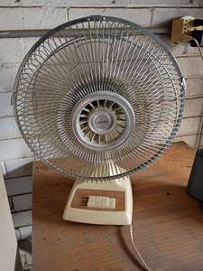 lot 4407 image: Table Top Fan.  Works