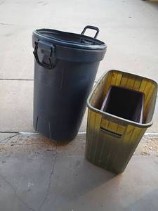 lot 4412 image: 3 Trashcans