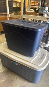 lot 4700 image: Rubbermaid Jumbo Storage Box 40 US Gallon 151.4L Hinged Lid