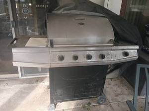 lot 5004 image: Brinkmann 2415 Heavy Duty Gas Grill 4-Burner bring help for moving and loading.