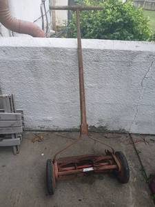 lot 5010 image: Manual Push Reel Lawn Mower with Handle and seed speader