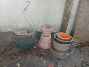 lot 5018 image: Lot of Plastic Planters and Garden Pots Mixed Sizes