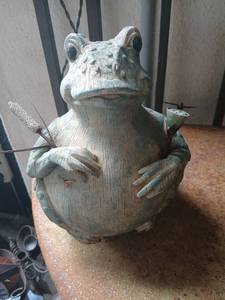 lot 5021 image: Frog Figurine Garden Water Fountain