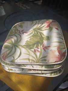 lot 5022 image: Outdoor Chair Cushions ,4, with canopy cover